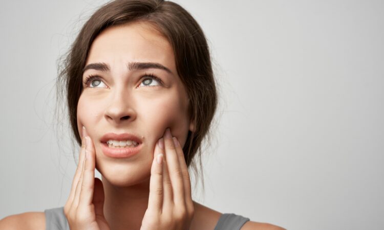 Knowing when to see a dentist for jaw pain can make all the difference in preserving your oral health and avoiding complications.
